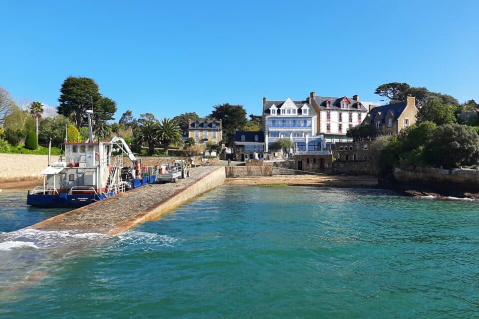 Bréhat sans la foule : 5 criques secrètes accessibles uniquement en bateau